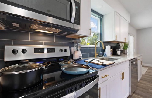Morgantown House | Renovated 2BR/2.5BA Townhome 0.2 Mi to Stadium
