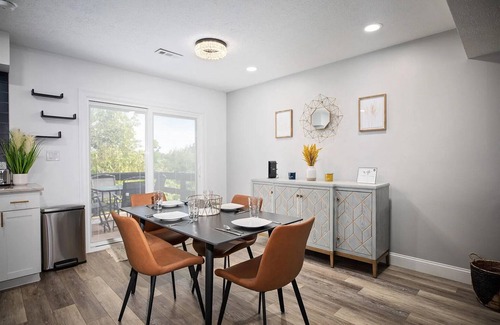 Morgantown House | Renovated 2BR/2.5BA Townhome 0.2 Mi to Stadium