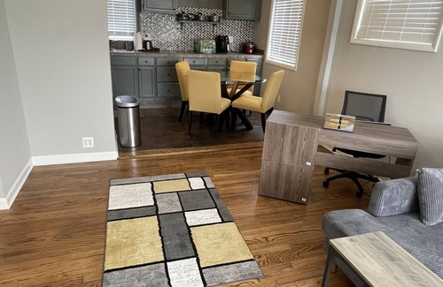 Berkley House | Renovated 3 bedrooms 4 beds 2.5 miles from Beaumont