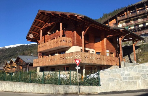 Morzine Apartment | Renovated 3 rooms with terrace, fireplace, pets allowed, parking, and wifi in Morzine