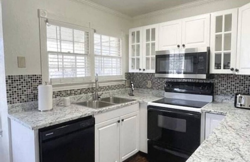 Amarillo House | ⭐️Renovated 3BD 2BA w/Sunroom ⭐️ Near I-40