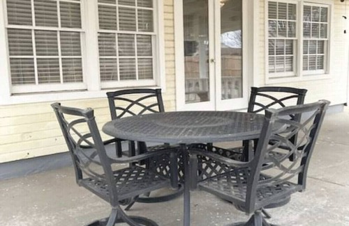 Amarillo House | ⭐️Renovated 3BD 2BA w/Sunroom ⭐️ Near I-40