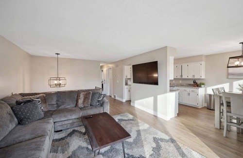 Brooklyn Park House | Renovated! 3BR 1.5BA King Beds! Mid term Rental ok