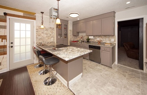 North Charleston House | Renovated 4 bd, 2 ba Centrally located, mins to downtown, JBC, Airport