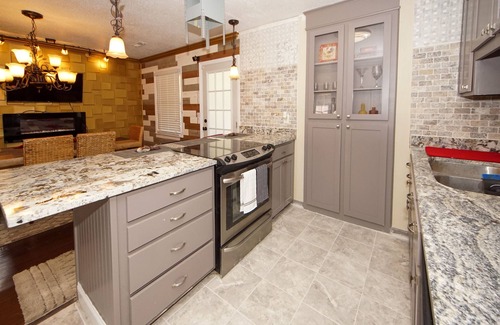 North Charleston House | Renovated 4 bd, 2 ba Centrally located, mins to downtown, JBC, Airport