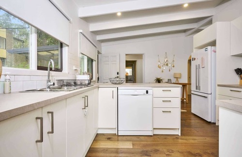 Red Hill House | Renovated 5-Bedroom Retreat with Deck & Fireplace