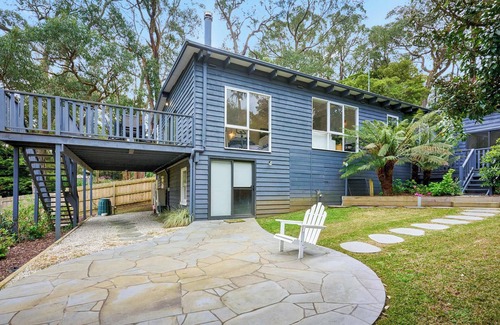 Red Hill House | Renovated 5-Bedroom Retreat with Deck & Fireplace