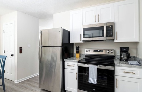 High Point House | RENOVATED, 6min Furniture Market, FENCED Yard, 2Min HPU, Smart TVs, Dog Friendly