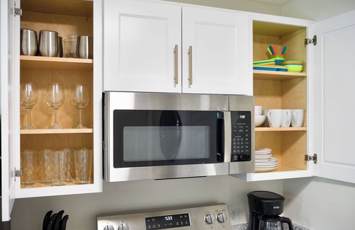 High Point House | RENOVATED, 6min Furniture Market, FENCED Yard, 2Min HPU, Smart TVs, Dog Friendly