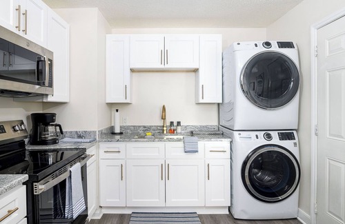 High Point House | RENOVATED, 6min Furniture Market, FENCED Yard, 2Min HPU, Smart TVs, Dog Friendly