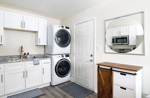 High Point House | RENOVATED, 6min Furniture Market, FENCED Yard, 2Min HPU, Smart TVs, Dog Friendly