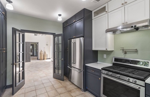 Malakoff House | Renovated and Sleeps 10! Close to Cedar Creek Lake, Golf and Wedding Venues