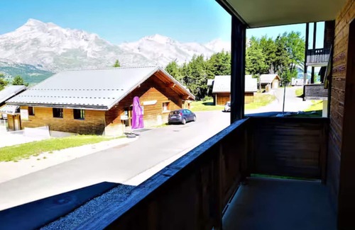 La Joue du Loup Apartment | Renovated apartment 6 pers, balcony, parking, pets allowed