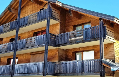 La Joue du Loup Apartment | Renovated apartment 6 pers, balcony, parking, pets allowed