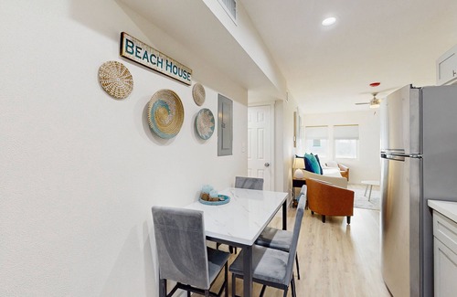Del Mar Apartment | Renovated apartment with full kitchen, WIFI and close to beach