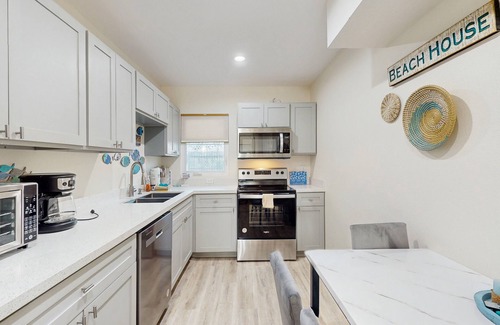 Del Mar Apartment | Renovated apartment with full kitchen, WIFI and close to beach