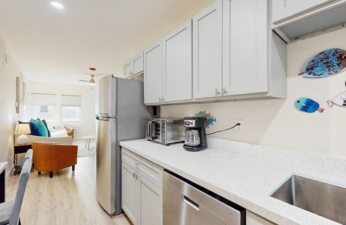 Del Mar Apartment | Renovated apartment with full kitchen, WIFI and close to beach