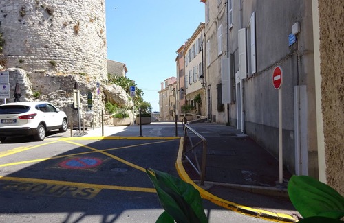 Antibes Old Town Apartment | Renovated apartment, classified furnished tourism 2 * wifi, beach at 300 m, 6 people