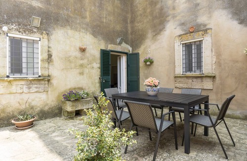 Ragusa House | Renovated apartment in manor house with free parking and free wifi