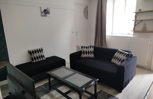 Irancy House | Renovated apartment in quiet wine-growing village. 15min from Auxerre.
