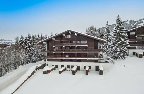 Le Planellet Apartment | Renovated apartment with balcony and parking near the slopes in Megève