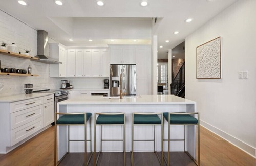 Arts/Warehouse District Condo | Renovated Arts District Townhouse Steps to FQ