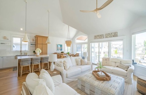 Avalon House | Renovated Beach Block 5 Bedroom Home