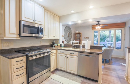Isle of Palms House | Renovated Beach Home w/Two Master Suites and Backyard Oasis