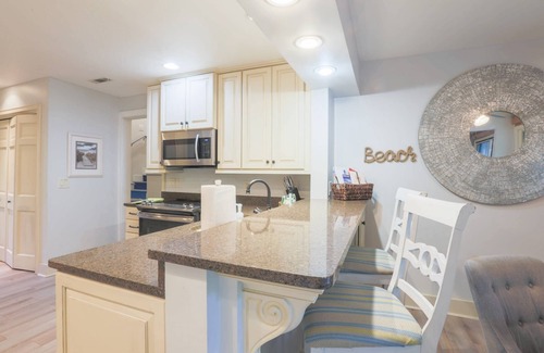 Isle of Palms House | Renovated Beach Home w/Two Master Suites and Backyard Oasis