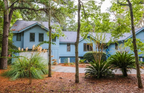 Isle of Palms House | Renovated Beach Home w/Two Master Suites and Backyard Oasis