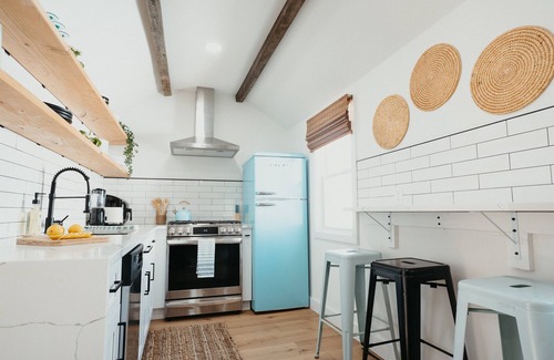 West Belmar House | Renovated Bright, Fun, Airy, Fire Pit Backyard, Bikes & Beach Badges