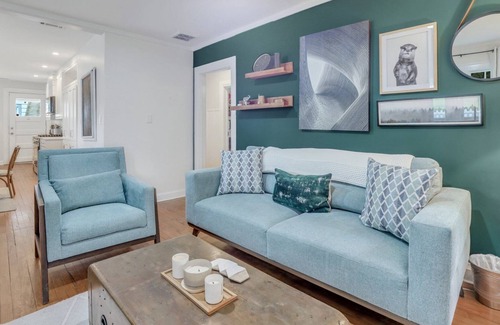 Live Oak House | Renovated Bungalow Steps to Daffin Park W/ Parking + Yard By Lucky Savannah