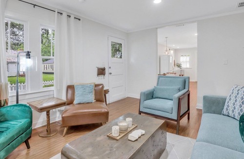 Live Oak House | Renovated Bungalow Steps to Daffin Park W/ Parking + Yard By Lucky Savannah