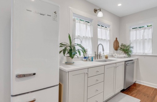 Live Oak House | Renovated Bungalow Steps to Daffin Park W/ Parking + Yard By Lucky Savannah
