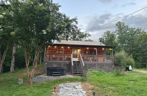 Cosby Cabin | Renovated Cabin Retreat Peace & Quiet