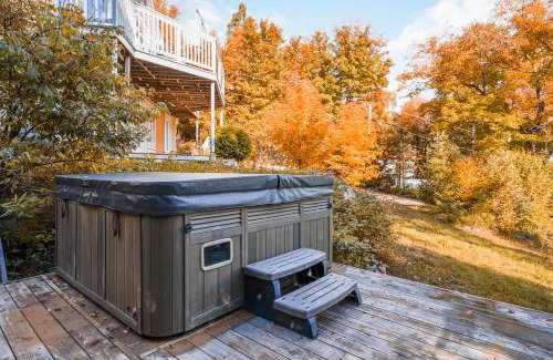 Entrelacs Ski Chalet | Renovated Chalet De l'Escapade Hot Tub - Ski - Snow Tubing- Lakeview - Pool table - More
