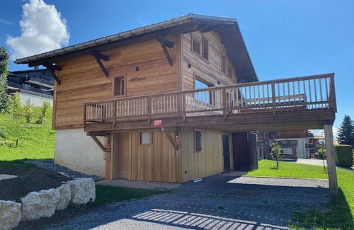 Crest-Voland Ski Chalet | Renovated Chalet for 12, 100m from Ski Slopes, 300m from Shops, Terrace, Parking, and WiFi Included