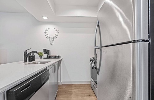 Clarksville Apartment | Renovated-Clean-Private-Austin Apartment-6th ST-UT