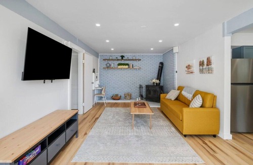 Stowe Condo | Renovated Condo in Luxury Neighborhood