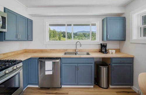 Stowe Condo | Renovated Condo in Luxury Neighborhood