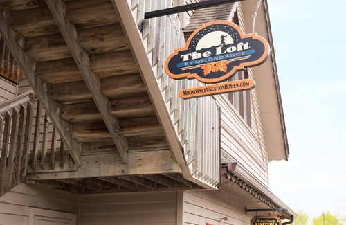 Nashville Condo | Renovated condo overlooking downtown Nashville. Steps to dining, shopping!