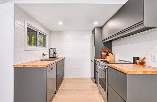 The Blue Mountains House | Renovated Cottage in Wild Forest + Hot Tub