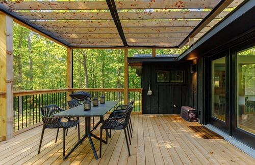 The Blue Mountains House | Renovated Cottage in Wild Forest + Hot Tub