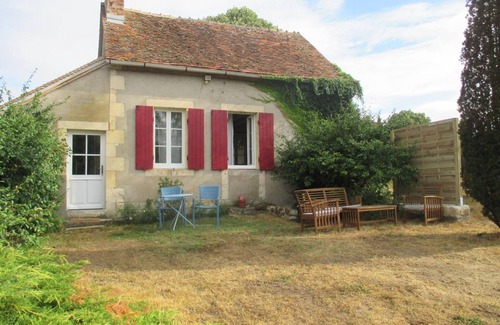 Lurcy-Levis Cottage | Renovated cottage with garden, pets allowed