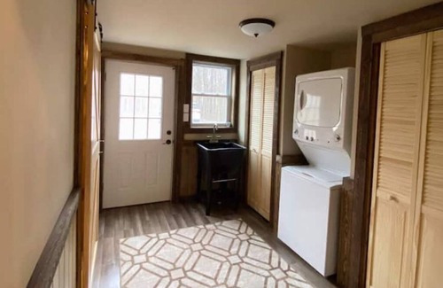 Montrose Cabin | Renovated COZY CABIN with HOT TUB and Smores Bar!