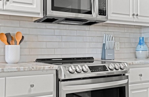 Thomas Drive Condo | Renovated, Family-Focused Gulf Crest Condo! Miles-long views of the shoreline!