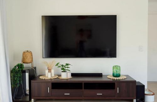 Varsity Lakes House | Renovated Family Retreat Pet Friendly