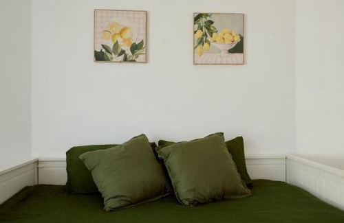 Varsity Lakes House | Renovated Family Retreat Pet Friendly