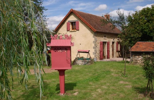 Beaune-d'Allier Cottage | Renovated farmhouse in Beaune-d'Allier with garden and pets allowed