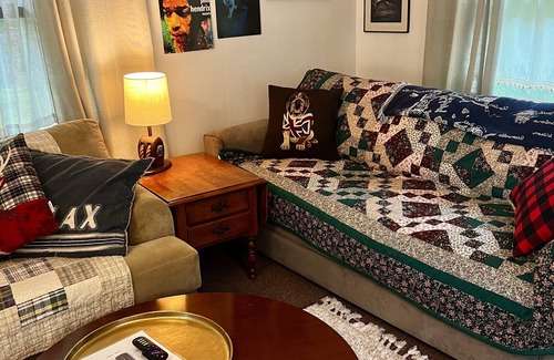 Lake Hill Other | Renovated farmhouse, dogs friendly/hot tub with a mountain view.